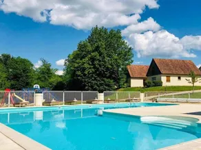 Holiday home with terrace & pool - Image 2