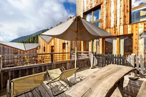 Chalet con terraza, jardín y piscina | Vistas a la montaña - Image 3