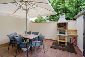 Ample holiday home with BBQ & terrace - Image 2