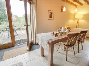Cottage with barbecue & garden - Image 2