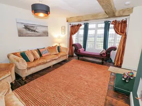 Cottage with garden & hot tub - Image 4