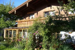 Fully equipped holiday home with BBQ & garden - Image 2