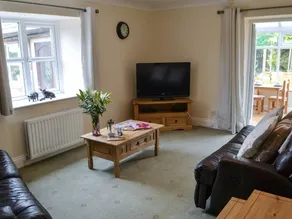 Children-friendly pleasant cottage with garden - Image 3