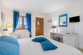 Bed & breakfast with heated pool, garden & fast internet | Garden view - Image 5