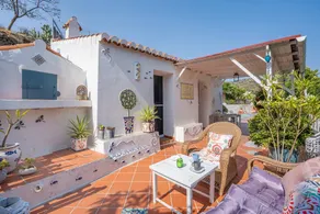 Ferienhaus mit Terrasse und privatem Pool | Stadtblick - Image 3
