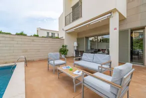 Villa avec piscine privée, terrasse et jardin | Vue jardin | Parfaite pour le travail à distance - Image 4