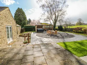Cottage with sauna, garden & jacuzzi - Image 2