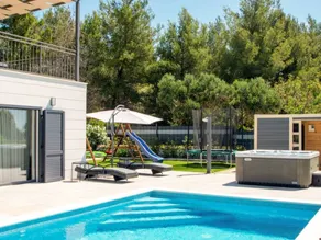Holiday home with BBQ, terrace & garden - Image 4