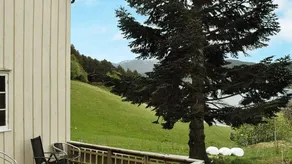 Holiday home with garden & terrace - Image 5