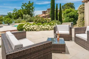 Agréable maison d'hôtes avec piscine, jardin et terrasse | Vue jardin - Image 3