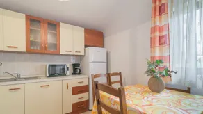 Holiday apartment with terrace & BBQ - Image 3