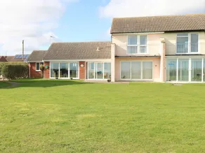 Cottage with garden - Image 2