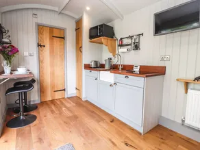 Cottage with garden, hot tub & BBQ - Image 4