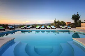 Villa con barbacoa, terraza y piscina - Image 2