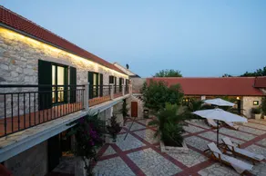 Villa with garden, BBQ & private pool - Image 5