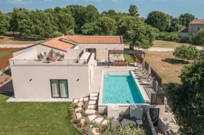 Villa with garden, hot tub & private pool - Image 5