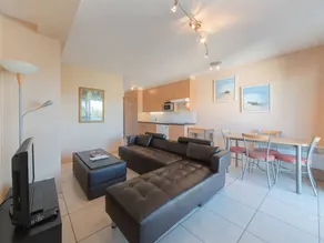 Holiday apartment with terrace, garden & heated pool - Image 2