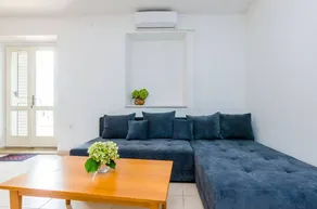Holiday apartment with garden & terrace - Image 2