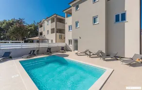 Children-friendly villa with pool - Image 2