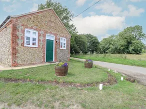 Cottage with garden - Image 4