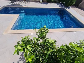 Appartement entièrement équipé avec piscine privée, terrasse et barbecue - Image 5