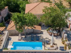 Fully equipped villa with terrace, garden & BBQ | Garden view | Suitable for remote work | Dogs allowed - Image 4