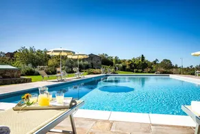 Villa with garden, terrace & private pool - Image 3