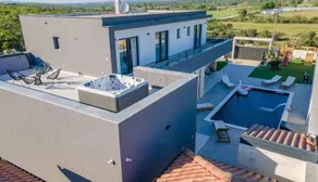 Fully equipped ample villa with private pool, garden & sauna | Pool view - Image 4