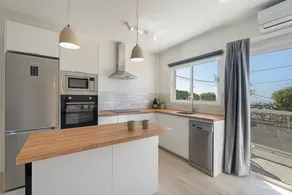 Appartement entièrement équipé avec internet haut débit, terrasse et barbecue | Vue mer - Image 4