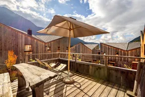 Chalet con terraza, jardín y piscina | Vistas a la montaña - Image 2