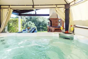 Villa with jacuzzi, BBQ & private pool - Image 5