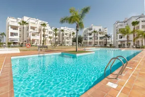 Apartamento con piscina y terraza - Image 3