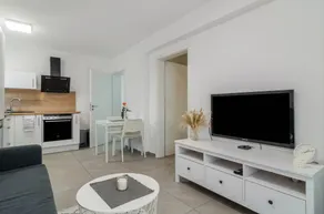 Beautiful flat with garden & terrace | Garden view - Image 2