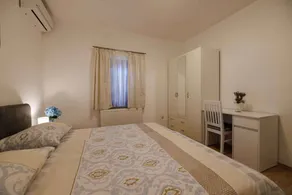 Charming apartment with terrace & garden - Image 2