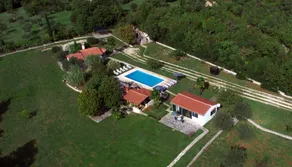 Casa vacacional con piscina, jardín y barbacoa | Vistas a la piscina - Image 3