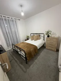 Apartment mit 2 Schlafzimmern, Balkon, Doppelbett und Einzelbett im Wohnzimmer - Image 2