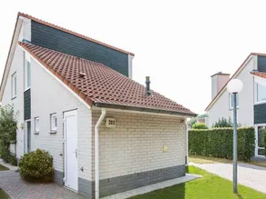 Family-friendly house with terrace, heated pool & garden - Image 5