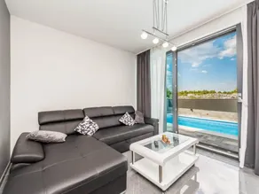 Casa con terraza, jardín y piscina privada - Image 5