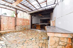 Holiday home with garden, BBQ & terrace - Image 4
