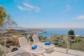 Holiday home with jacuzzi, heated pool & barbeque | Beach view - Image 4