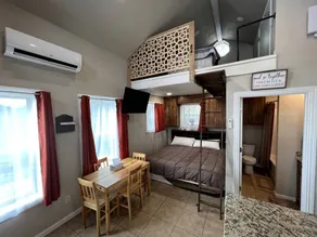 Cozy Cabin for Glamping Stay on Lake Godstone, Texas - Image 2