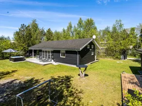 Child-friendly charming holiday home with BBQ, hot tub & terrace | Dogs allowed - Image 3