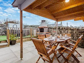 Cottage with barbecue, hot tub & garden | Pet-friendly - Image 2