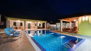 Holiday apartment with private pool, terrace & garden - Image 3