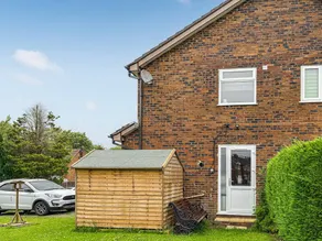 Child-friendly cottage with garden - Image 2