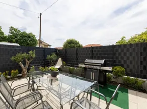 Fully equipped apartment with barbecue, hot tub & garden | Close to the beach - Image 3