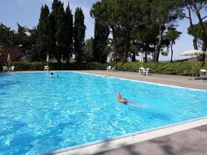 Bungalow with terrace & pool - Image 3