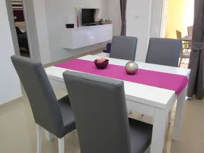 Apartment with pool & barbeque - Image 2