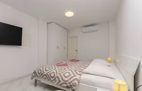Fully equipped holiday apartment with barbecue & terrace | Sea view - Image 2