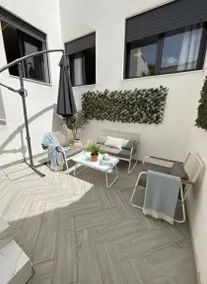Apartment with terrace - Image 4